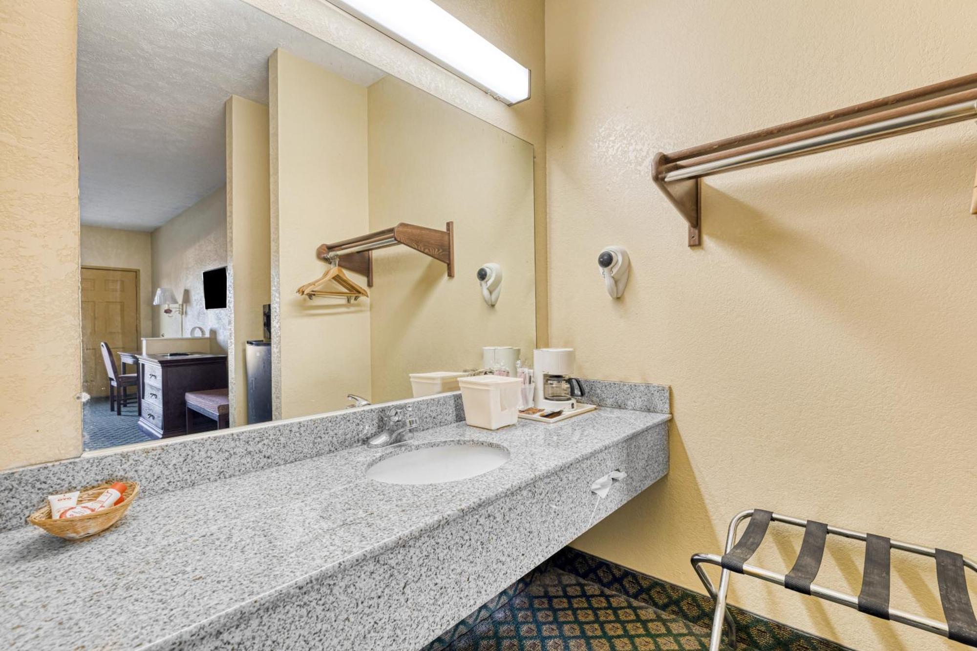 Oyo Hotel Grenada West エクステリア 写真